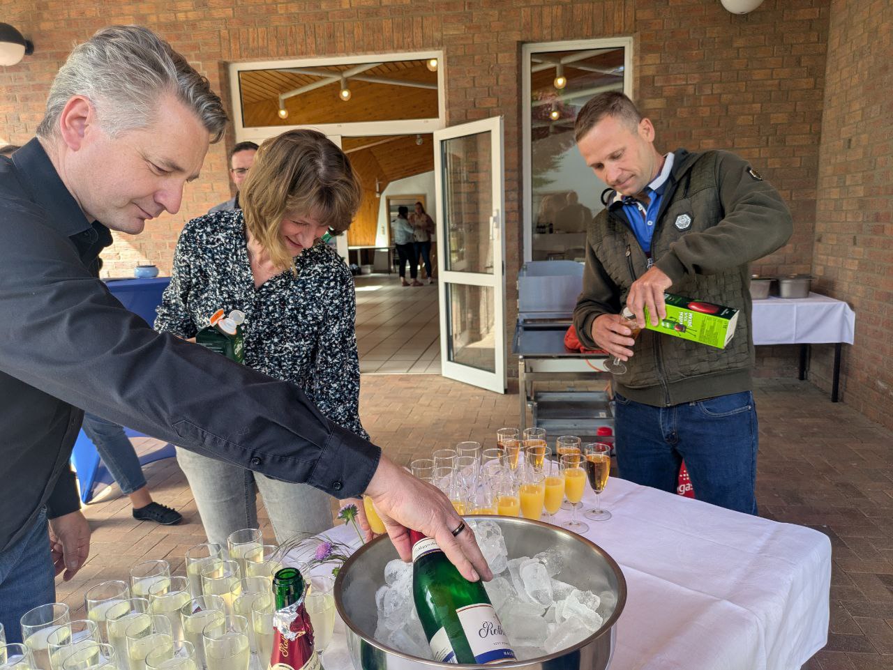 Gäste und Lehrer zur Einweihungsfeier