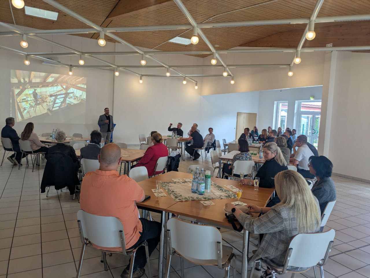 Gäste und Lehrer zur Einweihungsfeier