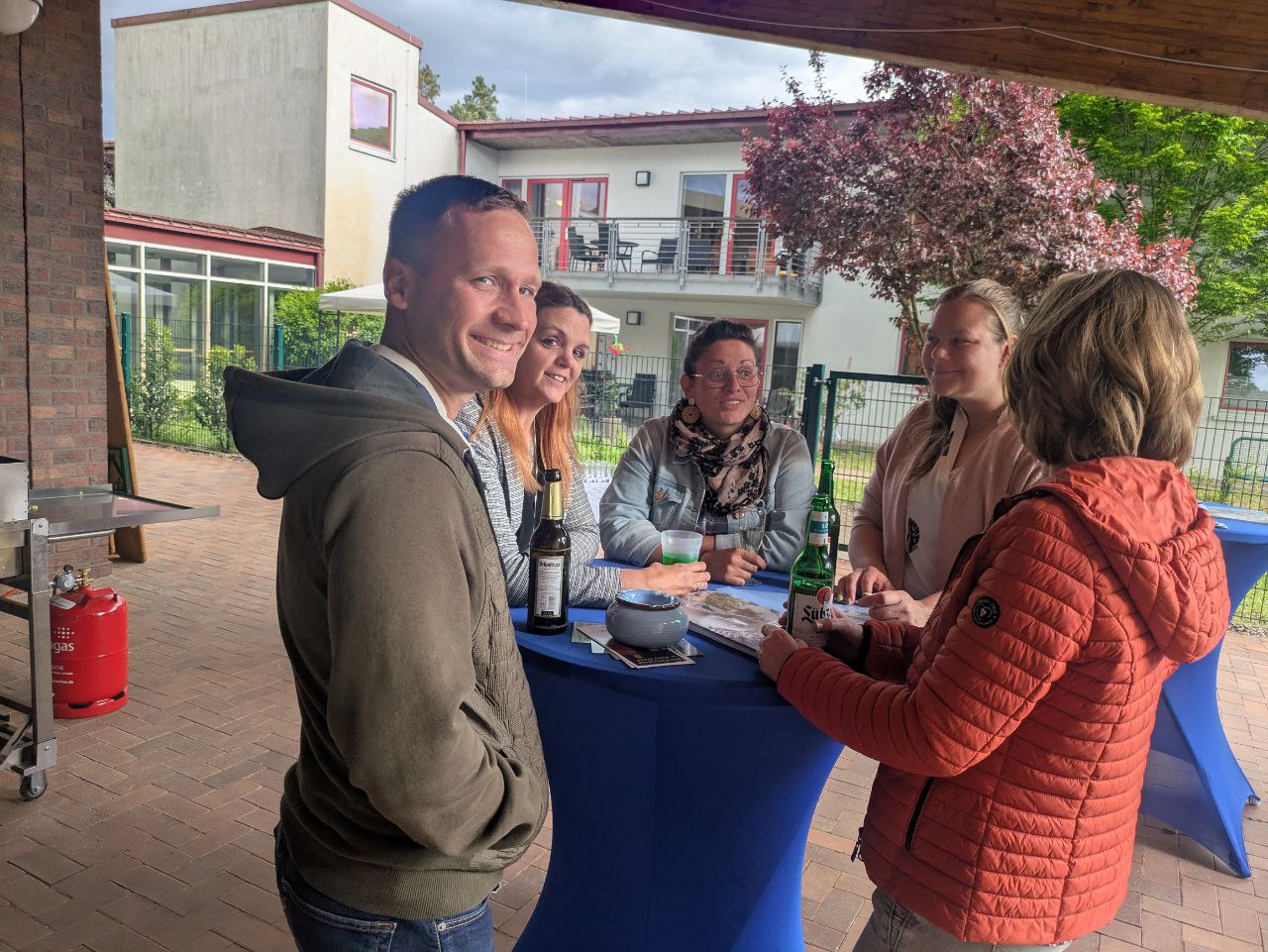 Gäste und Lehrer zur Einweihungsfeier