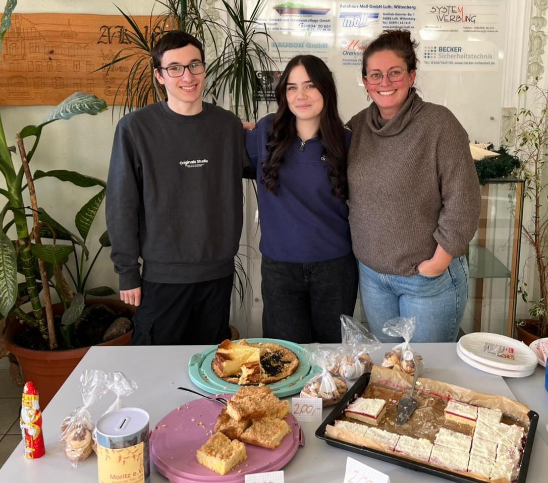 2 Schüler der 13. Klasse mit der Klassenlehrerin