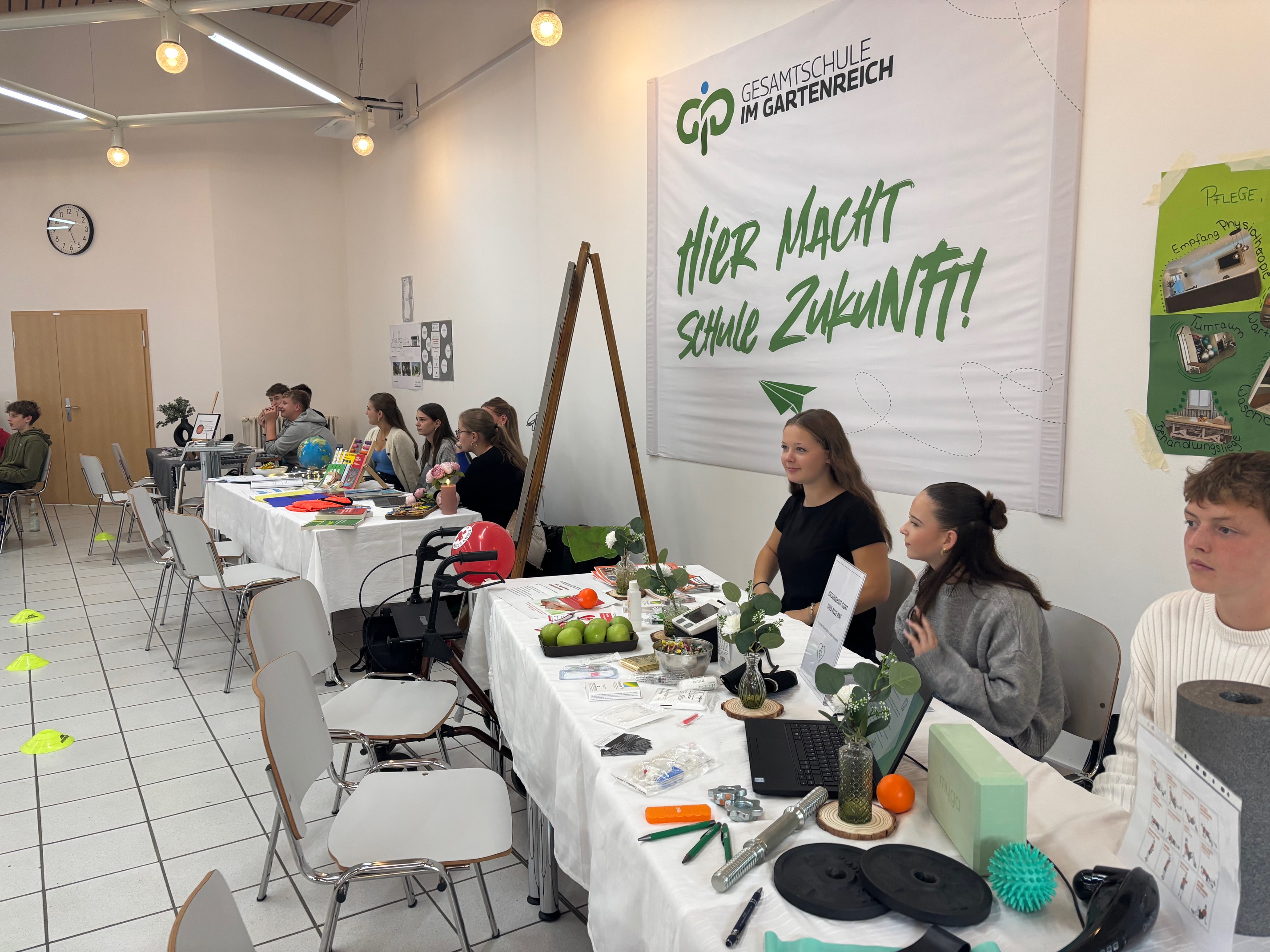 Schüler präsentieren ihre Praktikumserfahrungen