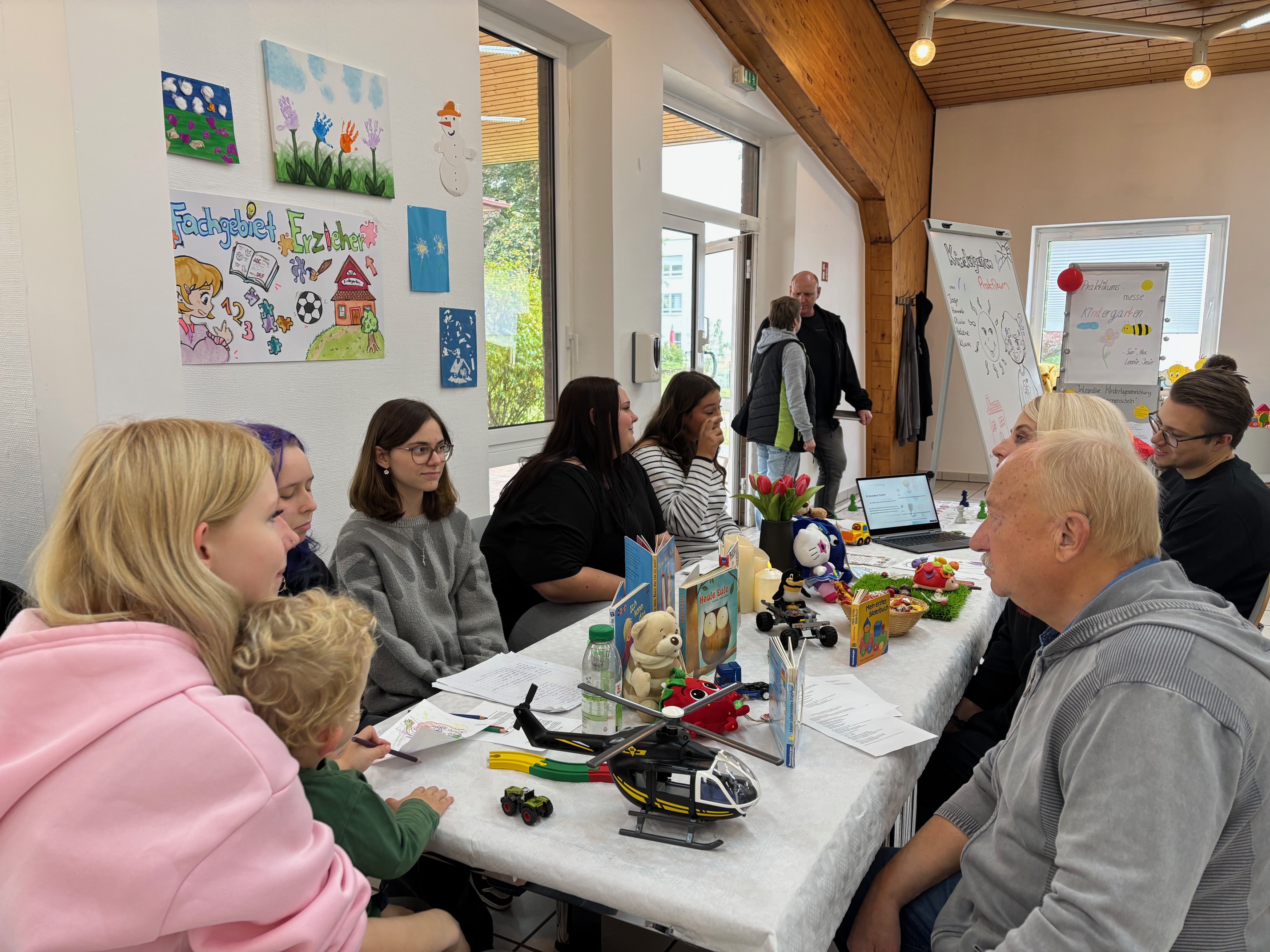 Schüler präsentieren ihre Praktikumserfahrungen