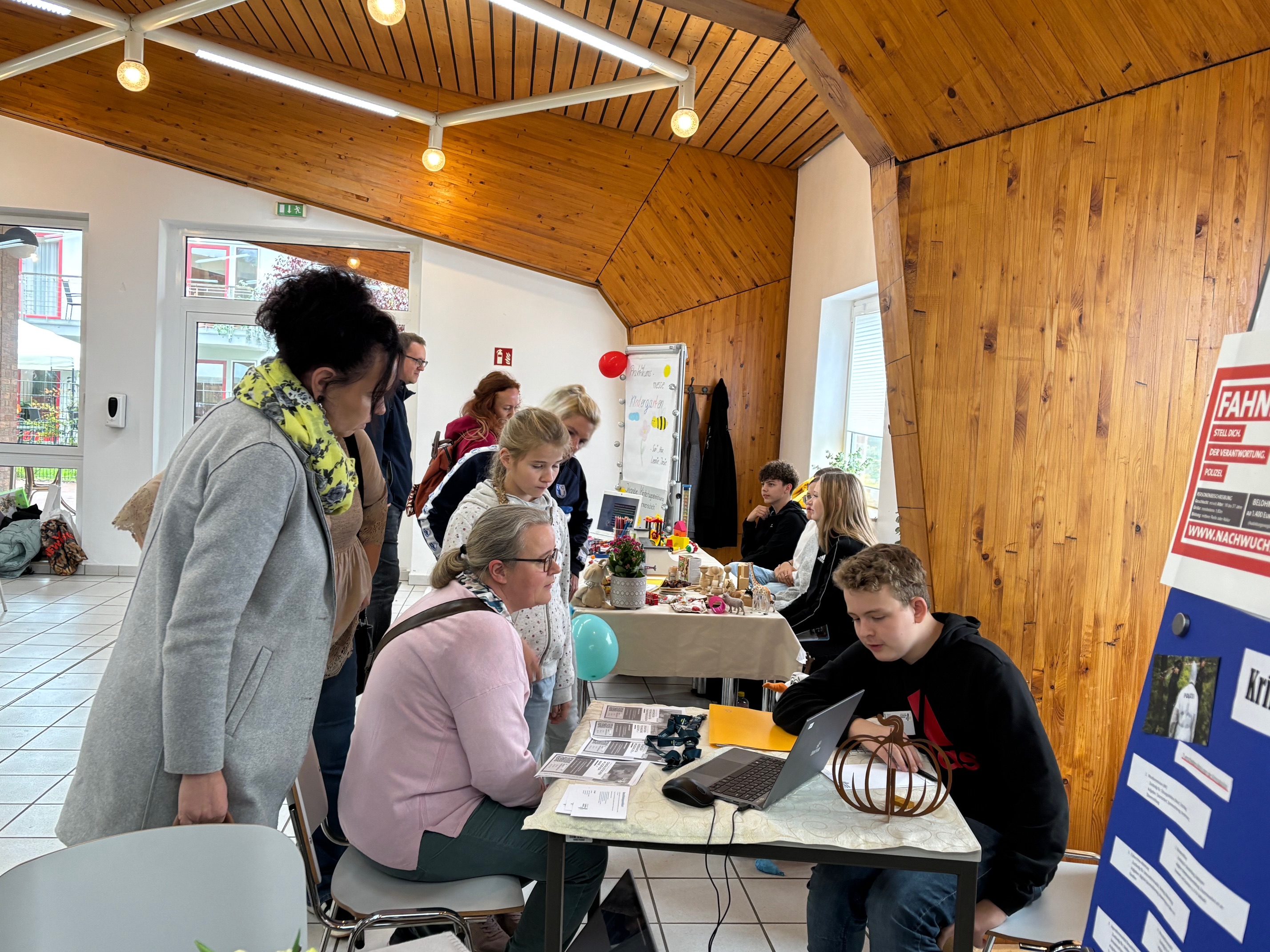 Schüler präsentieren ihre Praktikumserfahrungen