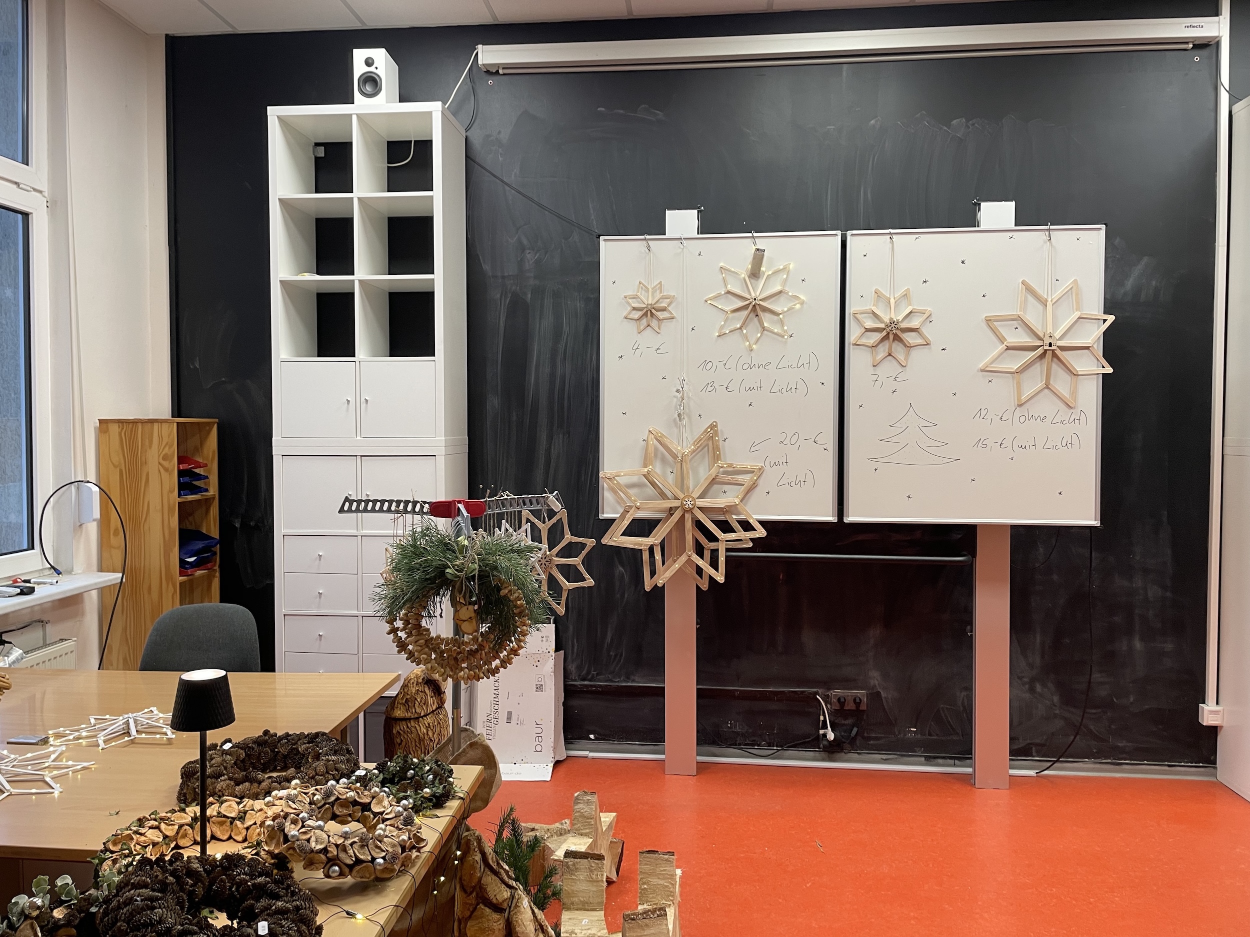 weihnachtlich geschmücktes Klassenzimmer